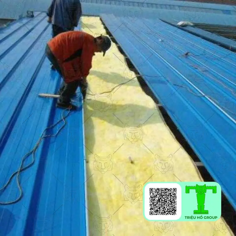 Lót bông thủy tinh mái tôn nhà xưởng