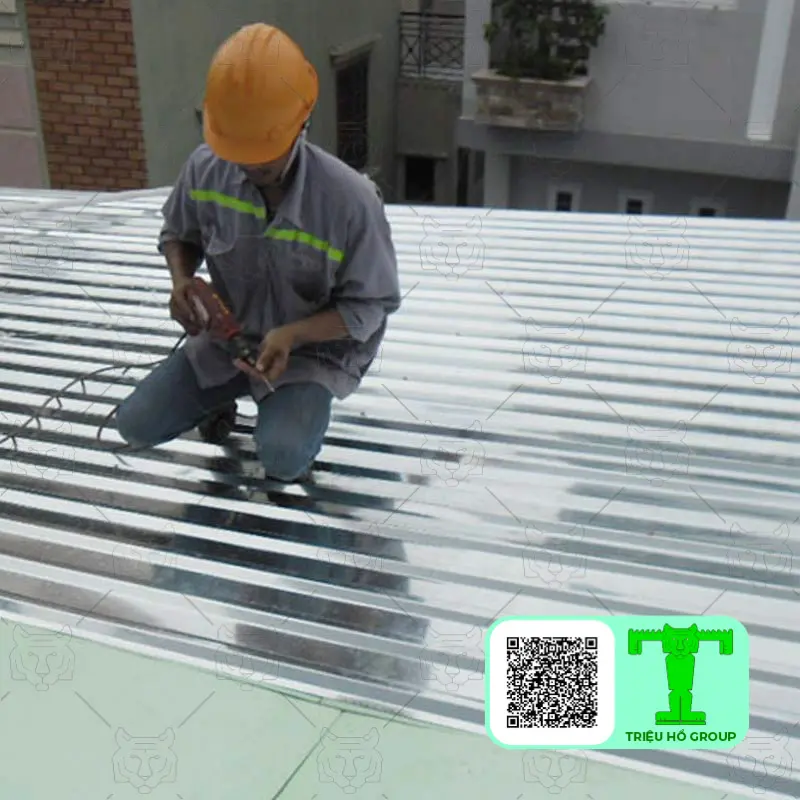 Thợ lợp tôn trên lớp cách nhiệt