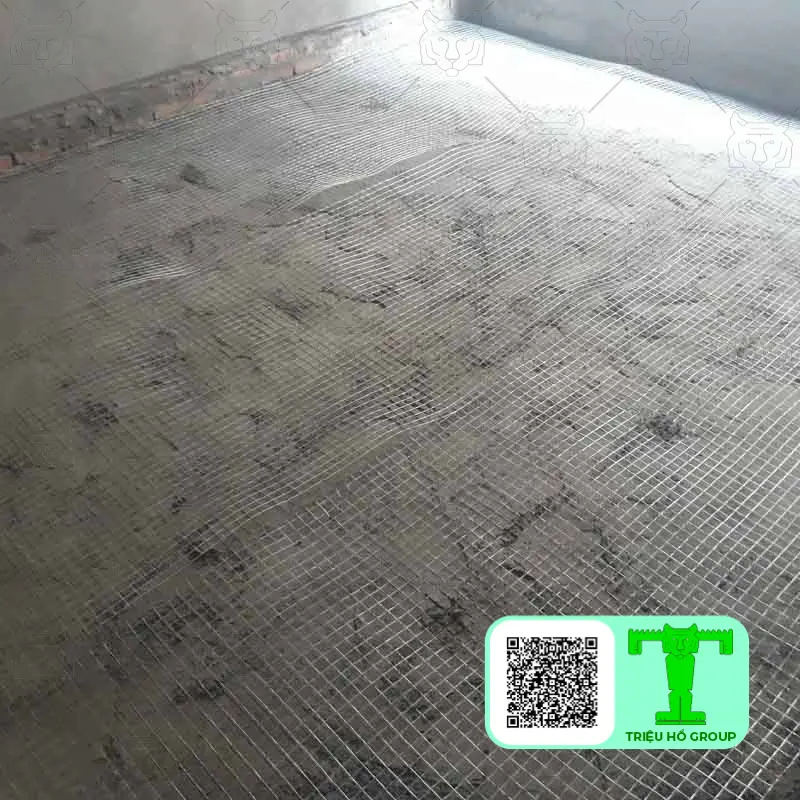 Trải lớp đệm cách âm trên sàn bê tông trước khi cán vữa