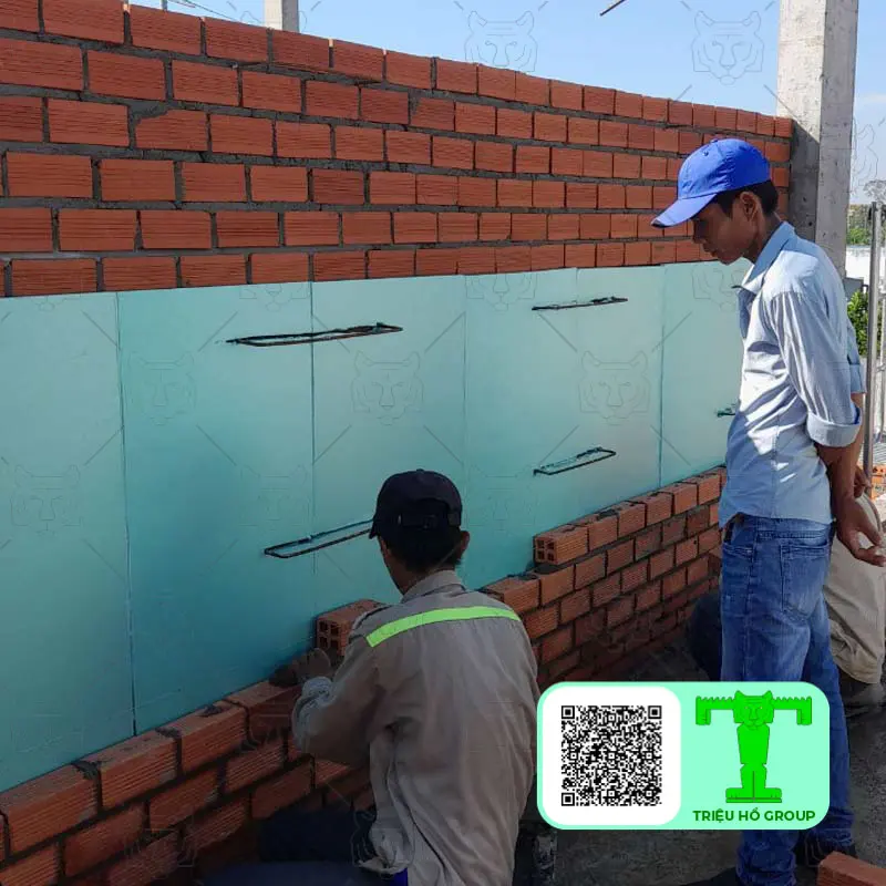 Ốp tấm XPS lên tường gạch