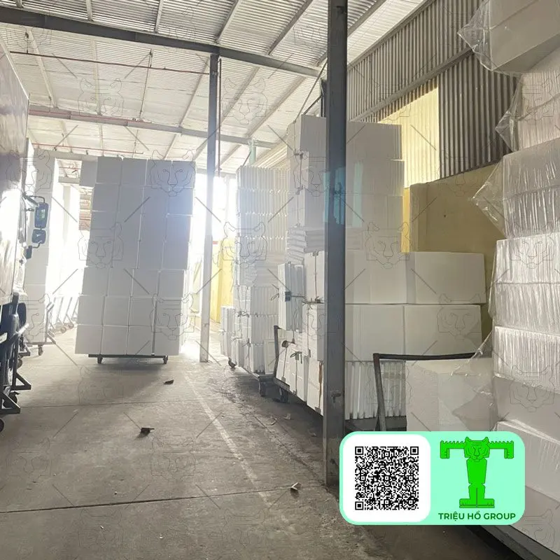 Khối xốp EPS xếp trong nhà xưởng