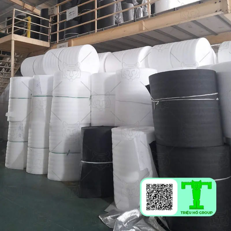 Các cuộn mút xốp PE foam trong kho