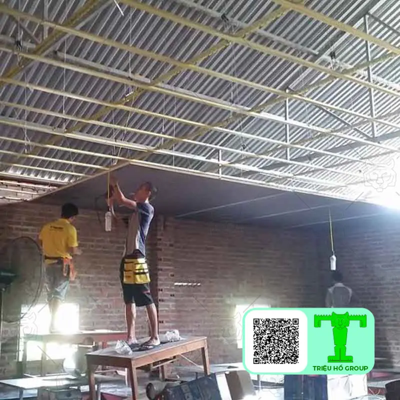 Thợ thi công trần tấm PU