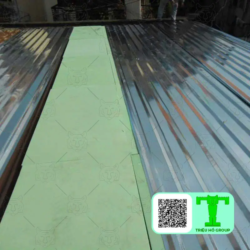 Lót xốp XPS dưới mái tôn trước khi lợp